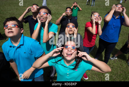 Boynton Beach, Florida, USA. 21 Aug, 2017. Maya Stuart, 12, (vorne Mitte) Uhren die partielle Sonnenfinsternis mit Kommilitonen an Christa McAuliffe an der mittleren Schule mit Schutzbrille, die von der Schule in Boynton Beach, Florida, am 21. August 2017 zur Verfügung gestellt. Credit: Allen Eyestone/der Palm Beach Post/ZUMA Draht/Alamy leben Nachrichten Stockfoto