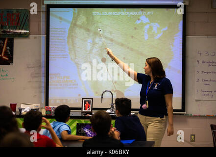 Boynton Beach, Florida, USA. 21 Aug, 2017. Christa McAuliffe Middle School Science teacher Jennifer Hamilton beauftragt ihr 7. Klasse beschleunigt Wissenschaft Klasse vor ihren Schülern außerhalb der partielle Sonnenfinsternis in Boynton Beach, Florida, am 21. August 2017 zu sehen. Schutzbrille wurden von der Schule zur Verfügung gestellt. Credit: Allen Eyestone/der Palm Beach Post/ZUMA Draht/Alamy leben Nachrichten Stockfoto