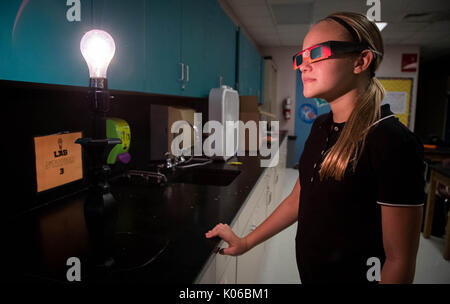 Boynton Beach, Florida, USA. 21 Aug, 2017. Milena Stichel, 7th grader bei Christa McAuliffe an der mittleren Schule Prüfungen ihre eclipse Gläser vor dem Fuß außerhalb der auf die partielle Sonnenfinsternis in Boynton Beach, Florida, am 21. August 2017. Credit: Allen Eyestone/der Palm Beach Post/ZUMA Draht/Alamy leben Nachrichten Stockfoto