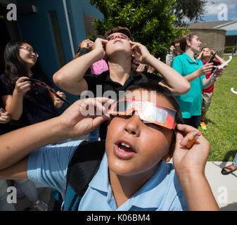 Boynton Beach, Florida, USA. 21 Aug, 2017. Isaac Frishberg, siebten Sortierer bei Christa McAuliffe an der mittleren Schule reagiert auf die partielle Sonnenfinsternis mit Schutzbrille, die von der Schule in Boynton Beach, Florida, am 21. August 2017 zur Verfügung gestellt. Credit: Allen Eyestone/der Palm Beach Post/ZUMA Draht/Alamy leben Nachrichten Stockfoto