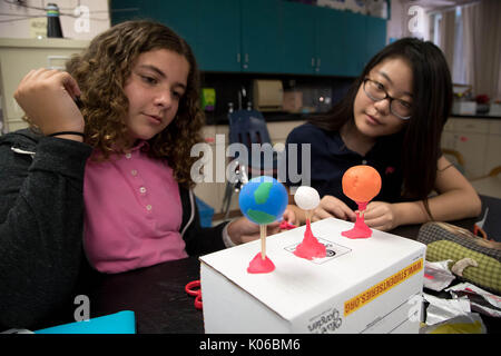 Boynton Beach, Florida, USA. 21 Aug, 2017. (L Tor) Avraelle Brodsky und Karis Hong Arbeiten an einem Modell aus Ton der Sonnenfinsternis während einer beschleunigten Wissenschaft Kategorie bei Christa McAuliffe an der mittleren Schule in Boynton Beach, Florida, am 21. August 2017. Credit: Allen Eyestone/der Palm Beach Post/ZUMA Draht/Alamy leben Nachrichten Stockfoto