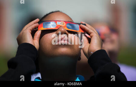 Boynton Beach, Florida, USA. 21 Aug, 2017. Ein Kursteilnehmer an Christa McAuliffe Middle School Uhren die Eclipse mit Schutzbrille, die von der Schule in Boynton Beach, Florida, am 21. August 2017 zur Verfügung gestellt. Credit: Allen Eyestone/der Palm Beach Post/ZUMA Draht/Alamy leben Nachrichten Stockfoto