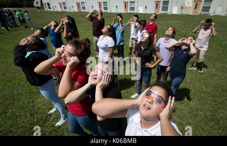 Boynton Beach, Florida, USA. 21 Aug, 2017. (L und R) Christa McAuliffe Middle School 7 - Sortierer Kaylie Mohler, (rotes Hemd) Haley Phillips und Brandy Lasita beobachten Sie die partielle Sonnenfinsternis mit Schutzbrille, die von der Schule in Boynton Beach, Florida, am 21. August 2017 zur Verfügung gestellt. Credit: Allen Eyestone/der Palm Beach Post/ZUMA Draht/Alamy leben Nachrichten Stockfoto