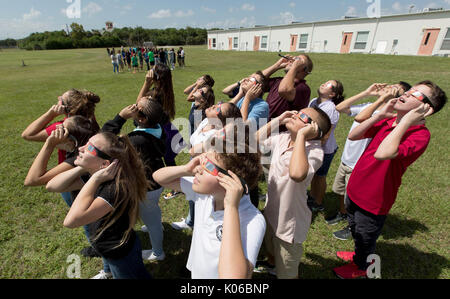 Boynton Beach, Florida, USA. 21 Aug, 2017. 7 Sortierer in Sam's Mazzetesta gemeinschaftskunde Klasse beobachten Sie die partielle Sonnenfinsternis bei Christa McAuliffe an der mittleren Schule. Die Schule erworben haben spezielle Brille für alle seine Schüler die Veranstaltung für ein paar Minuten in Boynton Beach, Florida, am 21. August 2017 zu sehen. Credit: Allen Eyestone/der Palm Beach Post/ZUMA Draht/Alamy leben Nachrichten Stockfoto