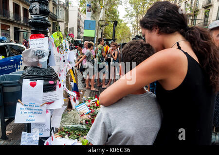 Barcelona, ​​Spain. 21 Aug, 2017. Einwohner und Touristen Hommage an die Opfer der Anschläge vom vergangenen Donnerstag, 17. August 2017 entlang der schicksalhaften und tödlichen Weg, den die van getan hat auf den Ramblas in Barcelona, ​​On der vierte Tag seit den Anschlägen. Credit: Cisco Pelay/Alamy leben Nachrichten Stockfoto