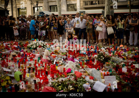 Barcelona, Katalonien, Spanien. 21 Aug, 2017. In Barcelona Leute neben Kerzen und Blumen auf dem Boden von Las Ramblas, in Erinnerung an den Terror Angriff Opfer, die am selben Tag, dass Younes Abouyaaqoub, als Fahrer von Van, die Las Ramblas hinunter am Donnerstag sped identifiziert, ist erschossen worden von dem katalanischen Polizisten im Dorf Subirats. Credit: Jordi Boixareu/ZUMA Draht/Alamy leben Nachrichten Stockfoto