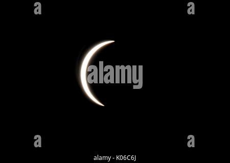 Greenville, Vereinigten Staaten von Amerika. 21 Aug, 2017. Der Mond bewegt sich der Sonne während der totalen Sonnenfinsternis vom 21. August 2017 in Greenville, South Carolina, zu blockieren. Die totale Sonnenfinsternis über einem schmalen Teil des angrenzenden Vereinigten Staaten von Oregon nach South Carolina und eine partielle Sonnenfinsternis war über den gesamten nordamerikanischen Kontinent sichtbar zusammen mit Teilen von Südamerika, Afrika und Europa. Credit: Planetpix/Alamy leben Nachrichten Stockfoto