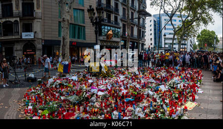 Barcelona, ​​Spain. 21 Aug, 2017. Einwohner und Touristen Hommage an die Opfer der Anschläge vom vergangenen Donnerstag, 17. August 2017 entlang der schicksalhaften und tödlichen Weg, den die van getan hat auf den Ramblas in Barcelona, ​​On der vierte Tag seit den Anschlägen. Credit: Cisco Pelay/Alamy leben Nachrichten Stockfoto