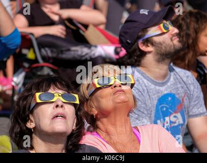 Los Angeles, USA. 21 Aug, 2017. Menschen Teil einer Sonnenfinsternis anzeigen Event an der Griffith Observatory in Los Angeles, USA, am 12.08.21., 2017. Ein einmal-in-a-Jahrhundert totale Sonnenfinsternis ist in den kontinentalen Vereinigten Staaten am Montag, Erstellen einer 70-Meilen-weit (112 km) Weg der Gesamtheit ausdehnen von Oregon im Pazifischen Nordwesten nach South Carolina an der Südostküste. Beobachter außerhalb der totalitätszone wird nur eine partielle Sonnenfinsternis, wo der Mond deckt einen Teil der Sonne sehen. Credit: Zhao Hanrong/Xinhua/Alamy leben Nachrichten Stockfoto