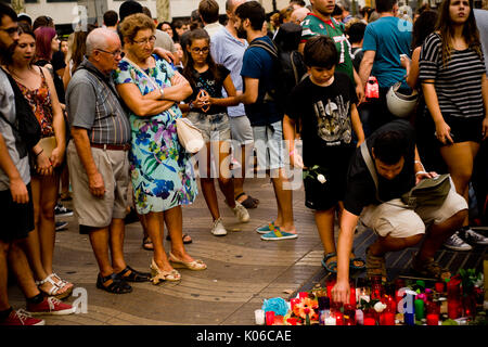 Barcelona, Spanien. 21 Aug, 2017. Ein älteres Paar obserbes als Menschen, Blumen und Kerzen auf dem Boden von Las Ramblas von Barcelona in Erinnerung an den Terror Angriff Opfer noch am gleichen Tag, Younes Abouyaaqoub, als Fahrer von Van, die Las Ramblas hinunter am Donnerstag sped identifiziert, hat geschossen worden von dem katalanischen Polizisten tot im Dorf Subirats. Credit: Jordi Boixareu/Alamy leben Nachrichten Stockfoto