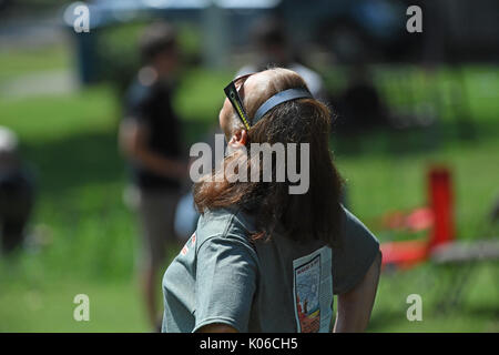 Marion, Illinois, USA. 21 Aug, 2017. Eine Frau schaut in den mit Sonnenfinsternis Brille in Marion, Illinois Credit: Gino's Premium Images/Alamy Live Nachrichten Sonne Stockfoto