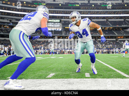 August 19, 2017: Dallas Cowboys tight end James Hanna #84 Geht durch pregame Bohrer mit Dallas Cowboys tight end Jason Witten #82 vor einem NFL Football Spiel zwischen den Indianapolis Colts und den Dallas Cowboys bei AT&T Stadium in Arlington, TX Dallas besiegt Indianapolis 24-19 Albert Pena/CSM Stockfoto