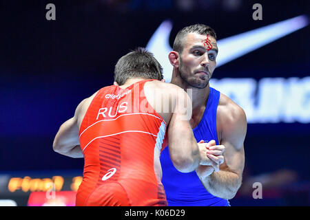 Paris. 21 Aug, 2017. Viktor Nemes (R) von Serbien konkurriert mit Aleksandr Chekhirkin in Russland während des letzten der Männer 75 kg Greece-Roman wrestling Der FILA World Wrestling Championships in Paris, Frankreich am 12.08.21., 2017. Viktor Nemes gewann die Goldmedaille der Veranstaltung. Credit: Chen Yichen/Xinhua/Alamy leben Nachrichten Stockfoto