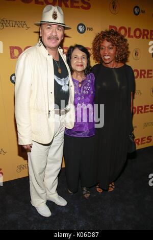 New York, NY, USA. 21 Aug, 2017. Carlos Santana, Dolores Huerta, Alfre Woodard in der Ankunftshalle für Dolores Premiere, Metrograph, New York, NY 21. August 2017. Credit: Jason Mendez/Everett Collection/Alamy leben Nachrichten Stockfoto