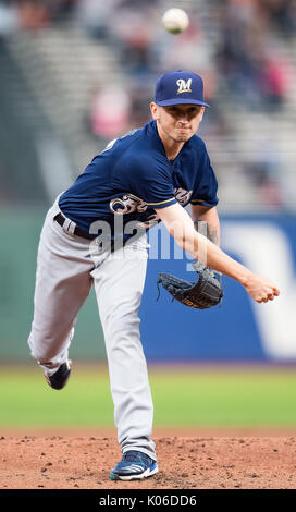 San Francisco, USA. 21 Aug, 2017. 21. August 2017: Milwaukee Brewers Krug Zach Davies (27.) warf im ersten Inning eines MLB Spiel zwischen den Milwaukee Brewers und die San Francisco Giants bei AT&T Park in San Francisco, Kalifornien. Valerie Shoaps/CSM Credit: Cal Sport Media/Alamy leben Nachrichten Stockfoto