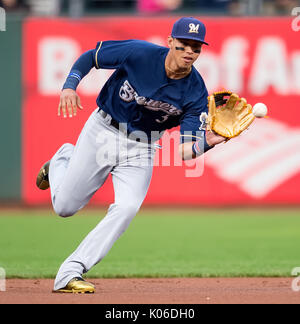 San Francisco, USA. 21 Aug, 2017. 21. August 2017: Milwaukee Brewers shortstop Orlando Arcia (3) auffangen eines Infield hit, während ein MLB-Spiel zwischen den Milwaukee Brewers und die San Francisco Giants bei AT&T Park in San Francisco, Kalifornien. Valerie Shoaps/CSM Credit: Cal Sport Media/Alamy leben Nachrichten Stockfoto