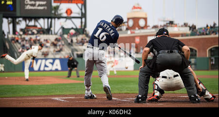 San Francisco, USA. 21 Aug, 2017. 21. August 2017: Milwaukee Brewers rechter Feldspieler Domingo Santana (16) bat im ersten Inning eines MLB Spiel zwischen den Milwaukee Brewers und die San Francisco Giants bei AT&T Park in San Francisco, Kalifornien. Valerie Shoaps/CSM Credit: Cal Sport Media/Alamy leben Nachrichten Stockfoto