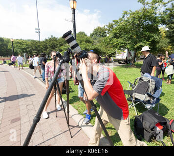 New York, Vereinigte Staaten. 21 Aug, 2017. New York, NY, USA - 21. August 2017: amature Fotografen Einrichten Kameras auf Stativen auf partielle Sonnenfinsternis in Flushing Meadow-Corona Park in Queens Borough von New York Credit View: Lev radin/Alamy leben Nachrichten Stockfoto