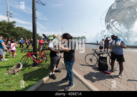 New York, Vereinigte Staaten. 21 Aug, 2017. New York, NY, USA - 21. August 2017: Gruppe von Menschen mit behelfsmäßigen Pinhole Kameras partielle Sonnenfinsternis in Flushing Meadow-Corona Park in Queens Borough von New York Credit View: Lev radin/Alamy leben Nachrichten Stockfoto