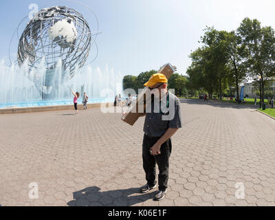 New York, Vereinigte Staaten. 21 Aug, 2017. New York, NY, USA - 21. August 2017: Gruppe von Menschen mit behelfsmäßigen Pinhole Kameras partielle Sonnenfinsternis in Flushing Meadow-Corona Park in Queens Borough von New York Credit View: Lev radin/Alamy leben Nachrichten Stockfoto