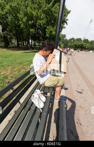 New York, Vereinigte Staaten. 21 Aug, 2017. New York, NY, USA - 21. August 2017: Gruppe von Menschen mit behelfsmäßigen Pinhole Kameras partielle Sonnenfinsternis in Flushing Meadow-Corona Park in Queens Borough von New York Credit View: Lev radin/Alamy leben Nachrichten Stockfoto