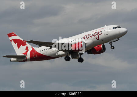 Richmond, British Columbia, Kanada. 18 Aug, 2017. Eine Air Canada Rouge Airbus A319 (C-FYJG) Schmalrumpfflugzeuge Single-aisle-Jet Airliner sich entfernt vom internationalen Flughafen Vancouver. Credit: bayne Stanley/ZUMA Draht/Alamy leben Nachrichten Stockfoto