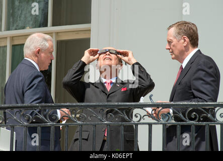 United States US-Handelsminister Wilbur Ross, Mitte, schaut auf die partielle Sonnenfinsternis die Sonne aus dem Blauen Zimmer Balkon des Weißen Hauses in Washington, DC am Montag, 21. August 2017. Blick auf Von links ist der US Attorney General Jeff Sessions und von rechts ist der US-Handelsbeauftragte Robert E. Lighthizer. Credit: Ron Sachs/CNP - KEINE LEITUNG SERVICE - Foto: Ron Sachs/konsolidierte News Fotos/Ron Sachs - CNP Stockfoto