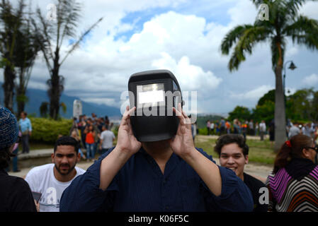 Caracas, Venezuela. 21 Aug, 2017. Ein Mann sieht der Himmel durch spezielle Gläser während einer Sonnenfinsternis in Caracas, Venezuela, 21. August 2017. Foto: Manaure Quintero/dpa/Alamy leben Nachrichten Stockfoto