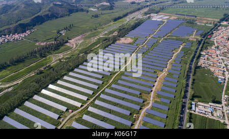 Chengde, China. 22 Aug, 2017. Luftaufnahmen von solarkraftwerk Station in Chengde, nördlich der chinesischen Provinz Hebei. Credit: SIPA Asien/ZUMA Draht/Alamy leben Nachrichten Stockfoto