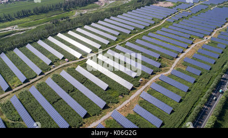 Chengde, China. 22 Aug, 2017. Luftaufnahmen von solarkraftwerk Station in Chengde, nördlich der chinesischen Provinz Hebei. Credit: SIPA Asien/ZUMA Draht/Alamy leben Nachrichten Stockfoto