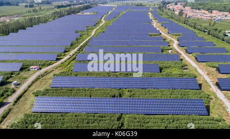 Chengde, China. 22 Aug, 2017. Luftaufnahmen von solarkraftwerk Station in Chengde, nördlich der chinesischen Provinz Hebei. Credit: SIPA Asien/ZUMA Draht/Alamy leben Nachrichten Stockfoto