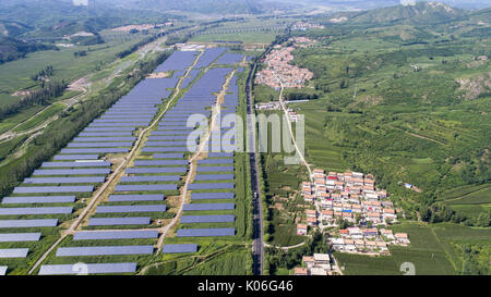 Chengde, China. 22 Aug, 2017. Luftaufnahmen von solarkraftwerk Station in Chengde, nördlich der chinesischen Provinz Hebei. Credit: SIPA Asien/ZUMA Draht/Alamy leben Nachrichten Stockfoto