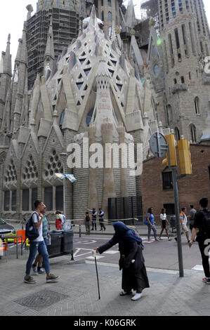 Eine alte arme Frau neben der Basilika Sagrada Familia in Barcelona. Stockfoto