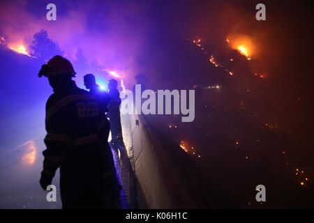 (170822) - DUBCI, Aug 22, 2017 (Xinhua) - Feuerwehrmänner probieren Sie ein wildes Feuer in der Nähe des Dorfes Dubci in Kroatien, am 12.08.21., 2017. Das Feuer war in der Nacht zum 12.08.20. hat unter Kontrolle gestellt worden. (Xinhua / Ivo Cagalj) (SRB) Stockfoto