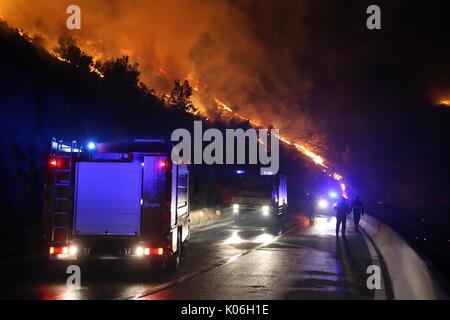 (170822) - DUBCI, Aug 22, 2017 (Xinhua) - Feuerwehrmänner probieren Sie ein wildes Feuer in der Nähe des Dorfes Dubci in Kroatien, am 12.08.21., 2017. Das Feuer war in der Nacht zum 12.08.20. hat unter Kontrolle gestellt worden. (Xinhua / Ivo Cagalj) (SRB) Stockfoto