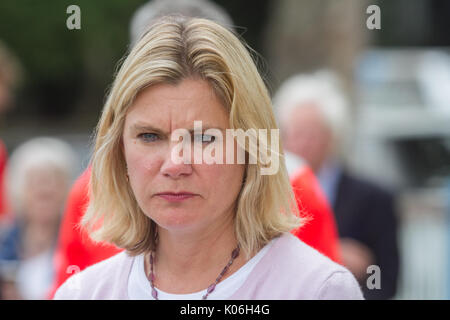 London, Großbritannien. 22. August 2017. Mitglied des Europäischen Parlaments für Putney Justine Greening öffnet ein Themse Helling auf Putney Damm als Teil von Tideway bau Anstrengungen zur Lösung des Problems der Überlauf von Londons viktorianischen Abwasserkanäle zu helfen die Themse Schützen begegnen.. Credit: Amer ghazzal/Alamy leben Nachrichten Stockfoto