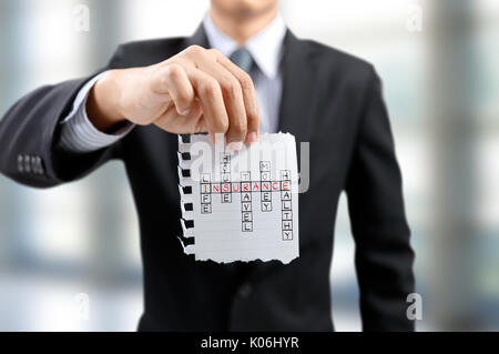 Geschäftsmann ein Puzzle mit Leben, Haus, Reisen, Geld, gesund, Versicherung Konzept Stockfoto