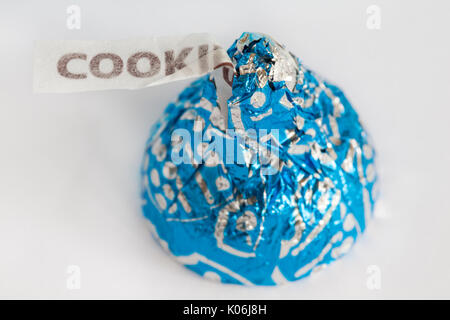 Einzelne Hershey's Kisses Cookies'n'Creme weiße Schokolade mit Cookie-Bits auf weißem Hintergrund Stockfoto