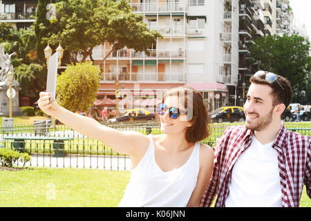 Porträt einer jungen schönen Paar nehmen Selfie mit digital-Tablette. Im Freien. Stockfoto