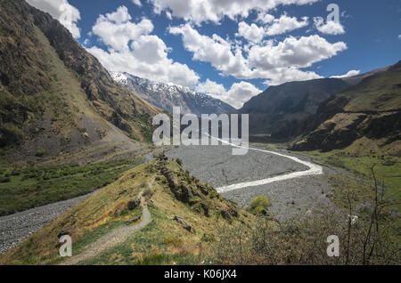 Malerische Aussicht auf die Berge des Kaukasus in Georgien. Ein kleiner Fluss fließt durch die Schlucht. Stockfoto