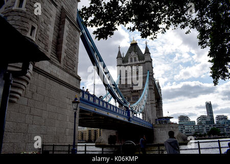 London - Tower Bridge unter Wolken gebrochen Stockfoto