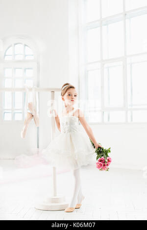 Kleine Ballerina Mädchen in einem Tutu. Adorable kind Tanz klassisches Ballett in einem weißen Studio. Stockfoto