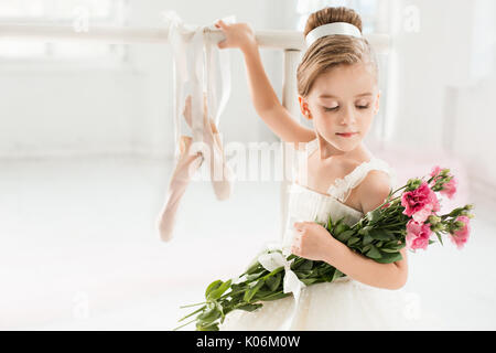 Kleine Ballerina Mädchen in einem Tutu. Adorable kind Tanz klassisches Ballett in einem weißen Studio. Stockfoto