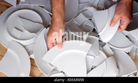 Händen herauf gebrochen weiße Platten von Holzboden Stockfoto