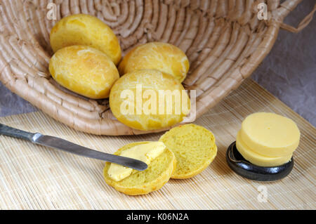 Curry hausgemachten Brötchen im Korb auf den Tisch. Brot mit Messer und Teig Stockfoto