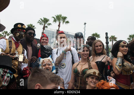 Black Eyed Peas poising mit Lüftern und Cosplayer außerhalb der Comic Con am Freitag, den 21. Juli 2017. Mit: will.i.am, Tabu, Wo: San Diego, Kalifornien, Vereinigte Staaten, wenn: 21 Jun 2017 Credit: Tony Forte/WANN Stockfoto