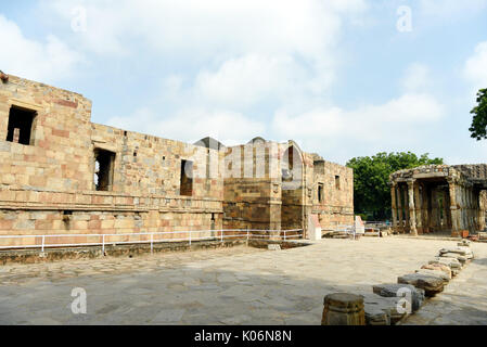 Quwwat-ul-Islam Moschee bei qutb Komplex, Neu Delhi Stockfoto