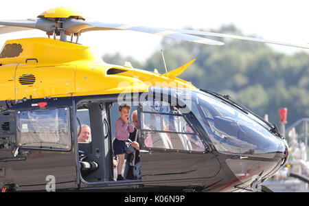 Der Herzog und die Herzogin von Cambridge aus der Airbus in Hamburg Abfahrt nach ihrer Tour von Polen und Deutschland Mit: Prince George Wo: Hamburg, Großbritannien Wann: 21 Aug 2017 Quelle: John rainford/WENN.com Stockfoto