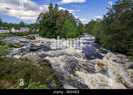 Fällt der Dochart, whitewater Rapid im Dorf Killin, Loch Lomond und der Trossachs National Park, Stirling, Schottland, UK Stockfoto