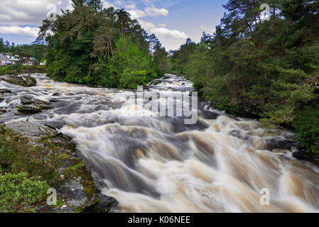 Fällt der Dochart, whitewater Rapid im Dorf Killin, Loch Lomond und der Trossachs National Park, Stirling, Schottland, UK Stockfoto